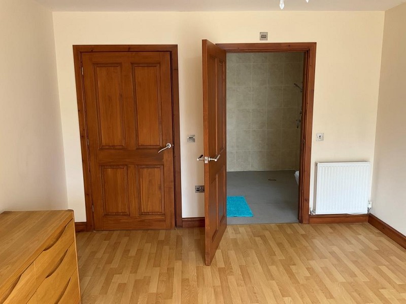 Guest suite with ensuite bathroom